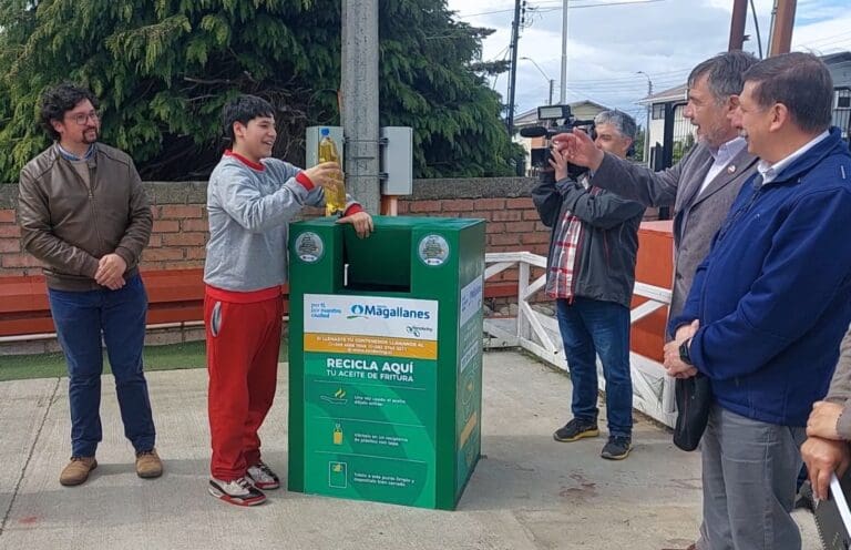 Aguas Magallanes y Colegio Charles Darwin lanzan punto de acopio de aceite vegetal para reciclaje en Punta Arenas