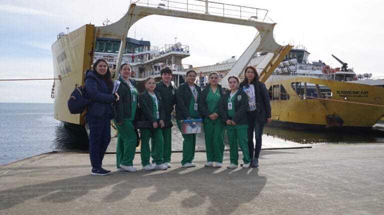 Estudiantes de enfermería del Liceo Sara Braun realizan detección preventiva de patologías a bordo del ferry Pathagon