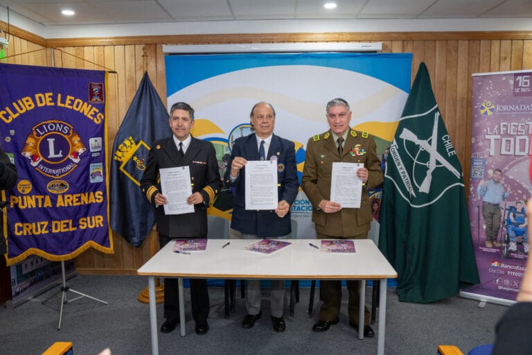 Carabineros y la Armada se unen en partido de fútbol solidario por las Jornadas de Magallanes