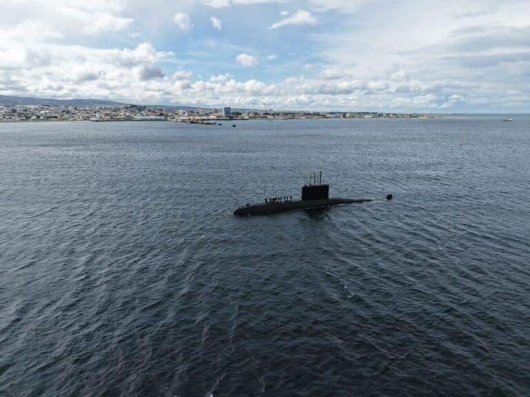 Submarino SS-20 “Thomson” refuerza operaciones en la bahía de Punta Arenas