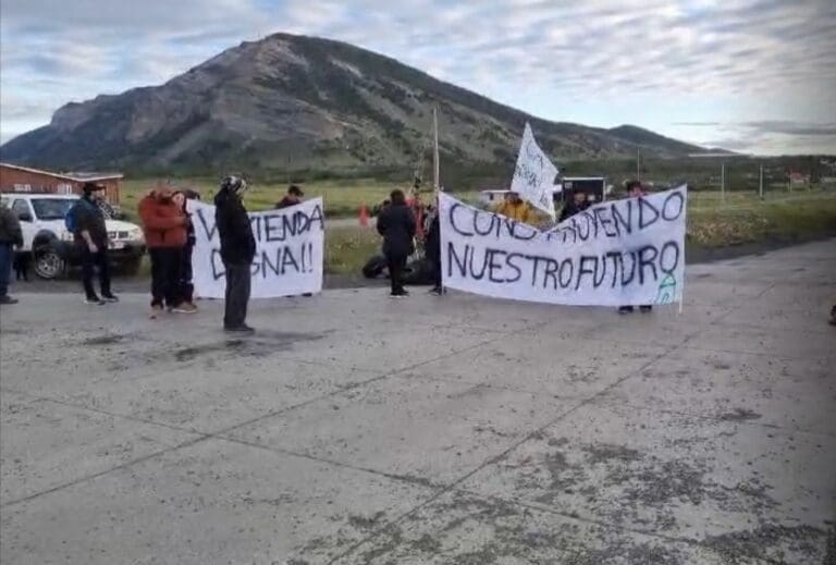 Manifestantes cortaron la Ruta 9 en Puerto Natales exigiendo avances en proyecto habitacional