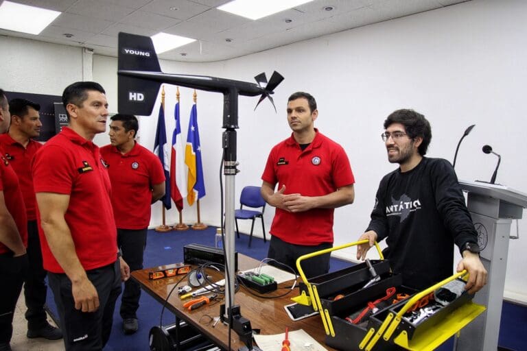 Capacitación a personal del Ejército de Chile para el mantenimiento de sensores de cambio climático en la Antártica