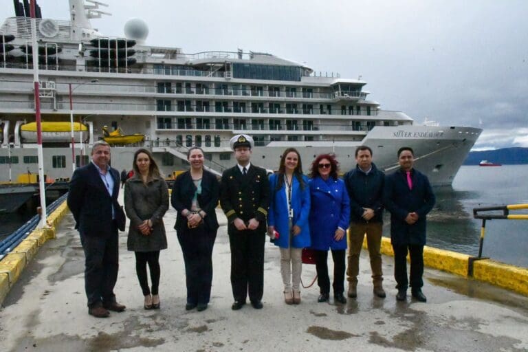 Puerto Williams inaugura temporada de cruceros 2024-2025 con la recalada del Silver Endeavour