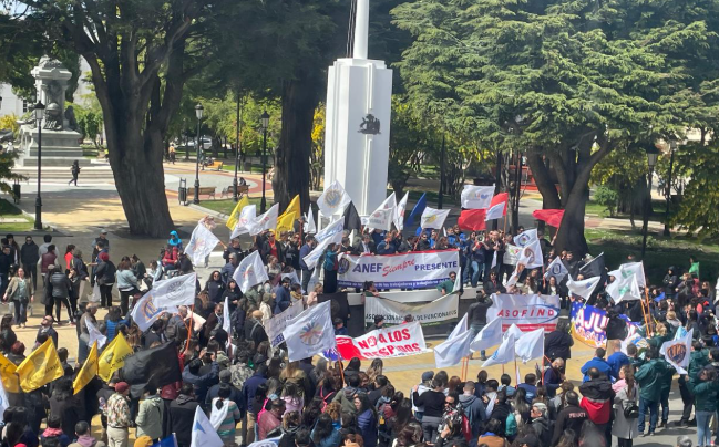 Más de 800 funcionarios del sector público marchan en Punta Arenas en defensa del empleo público y la estabilidad laboral