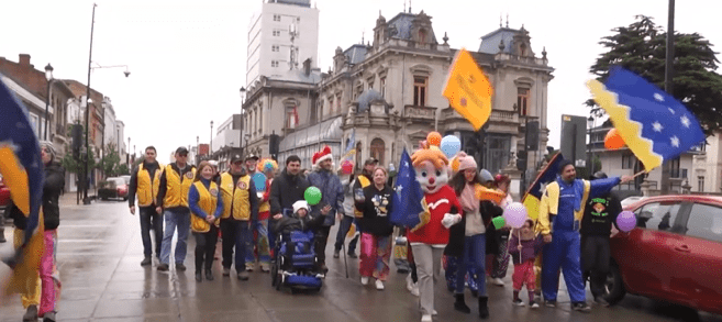 Payasitos caminantes inician travesía solidaria en apoyo a las Jornadas por la Rehabilitación en Magallanes