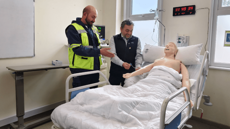 Rotarios visitan el Centro de Entrenamiento y Sala de Simulación del Hospital de Natales