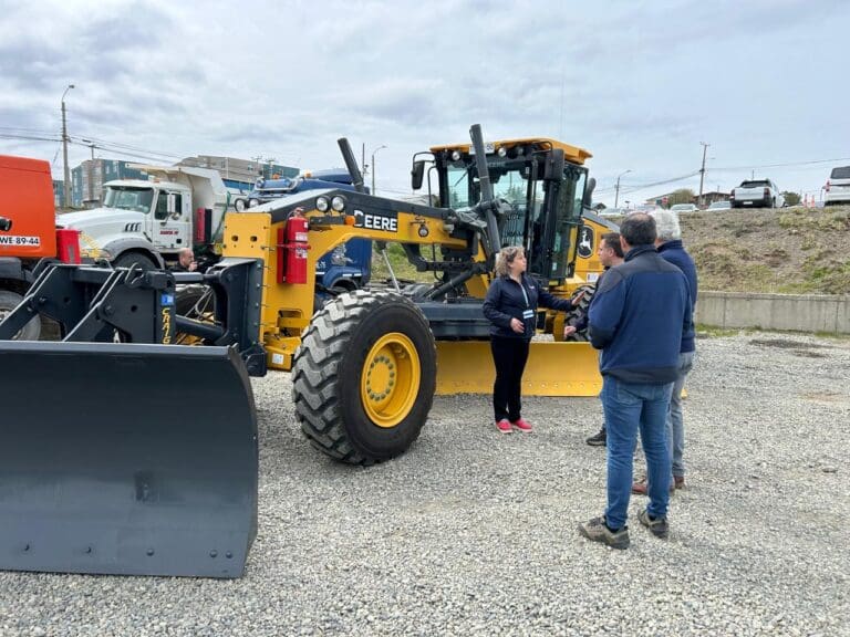 Municipalidad de Punta Arenas adquiere nueva motoniveladora para mejorar vías y servicios