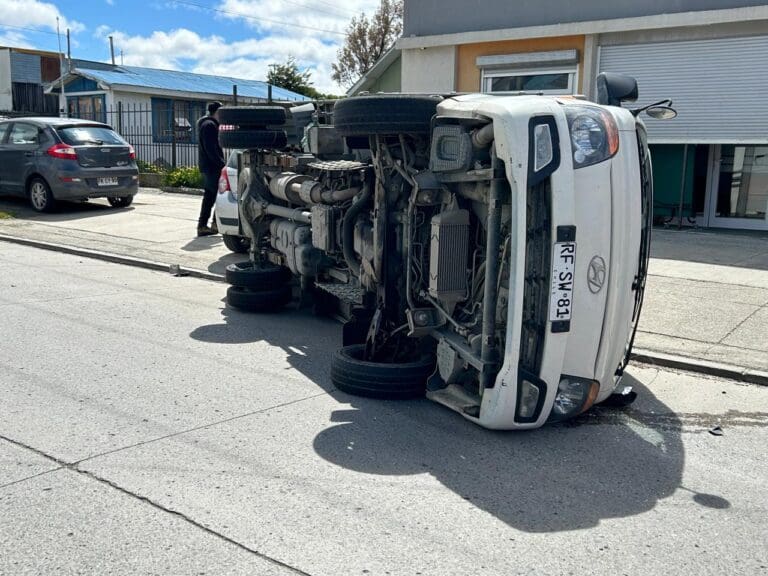 Accidente de tránsito en Cirujano Guzmán con General del Canto deja un vehículo volcado