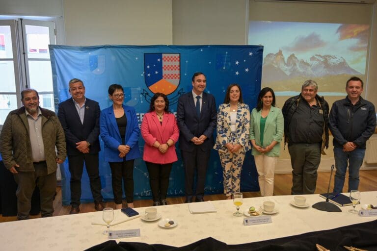 Gobernador Jorge Flies se reúne con alcaldes electos de Magallanes para proyectar inversiones y discutir prioridades locales