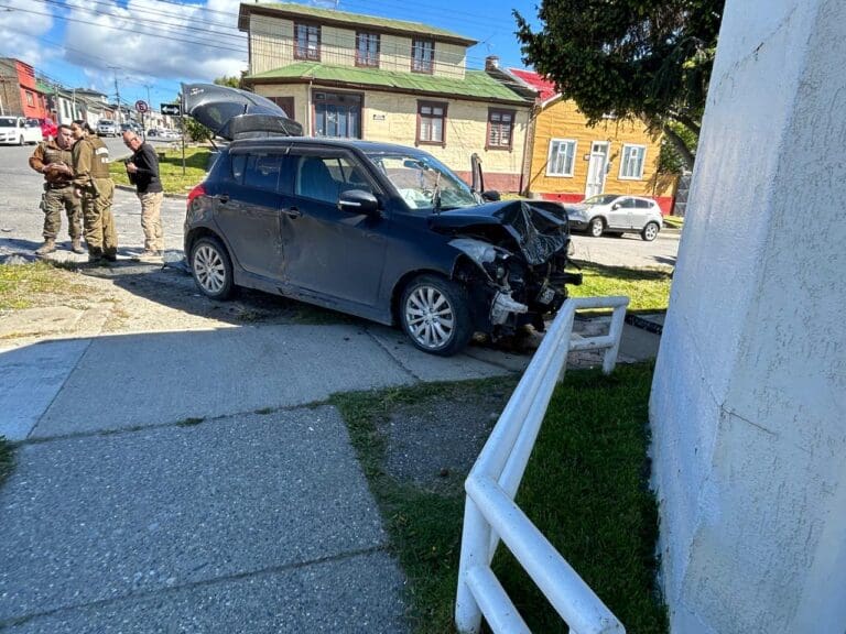 Colisión entre dos vehículos en Punta Arenas deja dos heridos