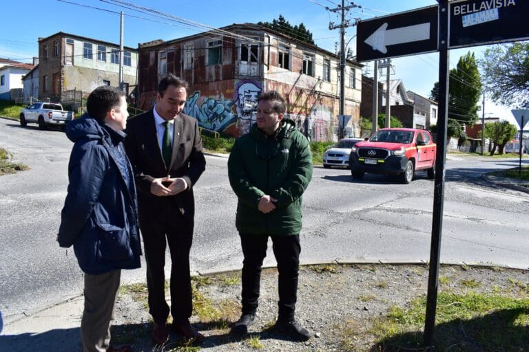Gobernador Regional y Minvu anuncian conservación de 21 mil m² de calles en Punta Arenas