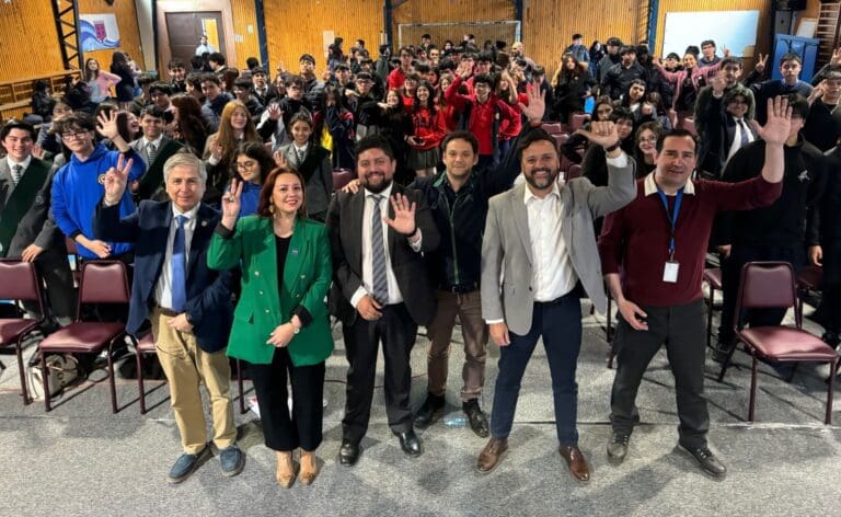 Autoridades y estudiantes dialogan sobre participación juvenil en Magallanes