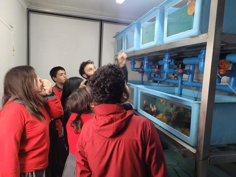 Estudiantes de la Escuela Pedro Pablo Lemaitre visitan el Instituto Antártico Chileno y participan en experiencia científica