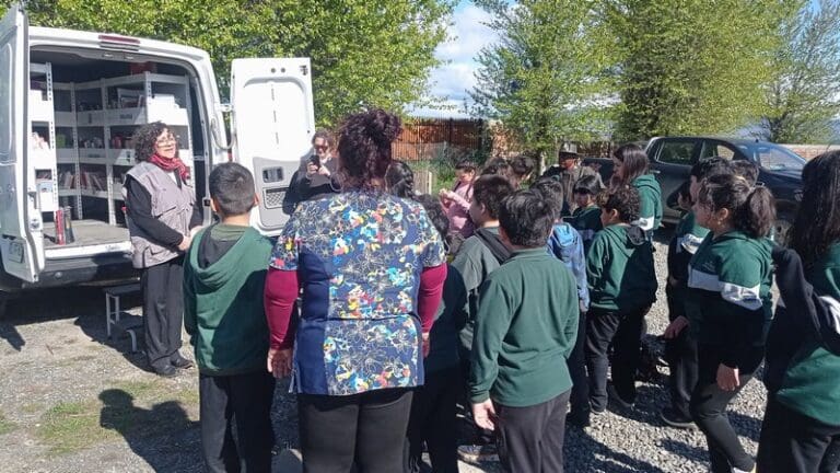 Celebración del Día del Bibliomóvil recorre Chile y llega a Magallanes con actividades culturales