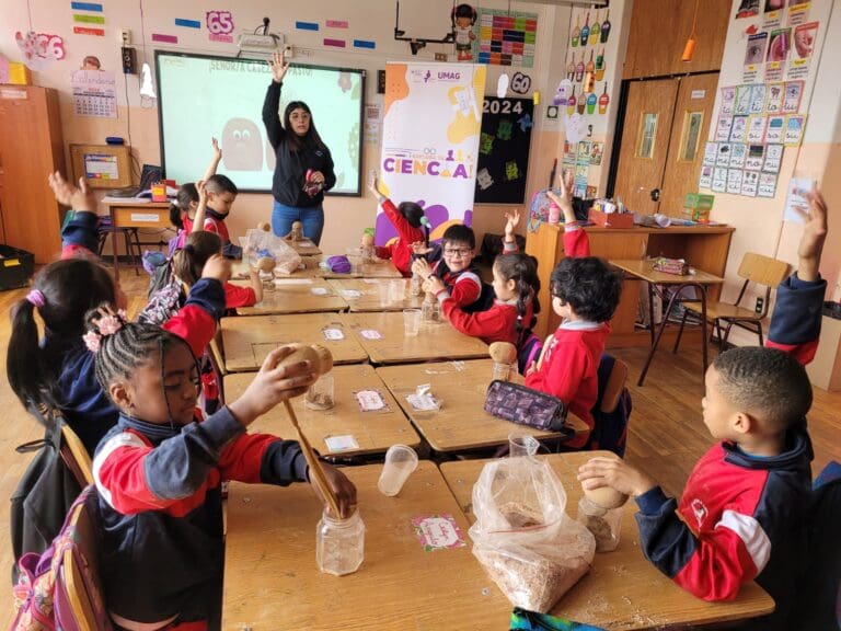 Estudiantes de la Escuela Bernardo O’Higgins participan en talleres científicos “Manos a la Tierra” y “Explorando el Mundo de las Células”