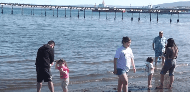 Bañistas disfrutan del calor en el Estrecho de Magallanes