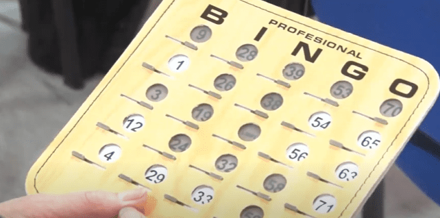 Adultos mayores disfrutan de bingo organizado por Caja Los Andes