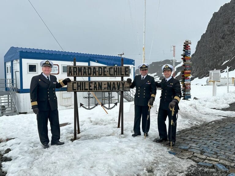 Dotaciones de la Armada culminan misión de 379 días en la Antártica