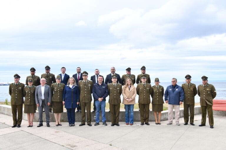 Municipalidad de Punta Arenas reconoce a 31 carabineros destinados a otras regiones del país