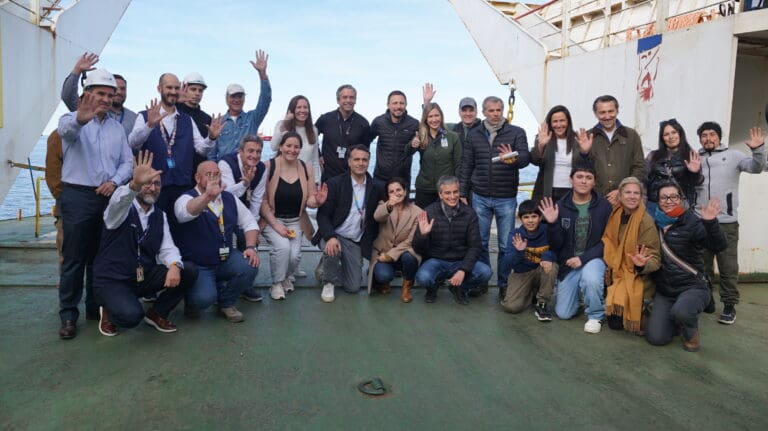 Walmart y Tabsa reconocen a los habitantes de Puerto Toro por su rol en la soberanía nacional
