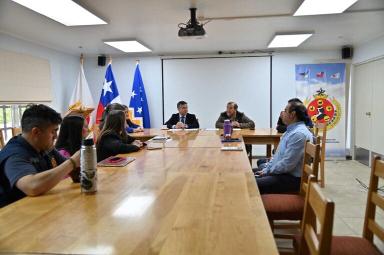 Municipalidad de Laguna Blanca y Slep formalizan convenio para uso comunitario de la Escuela Diego Portales