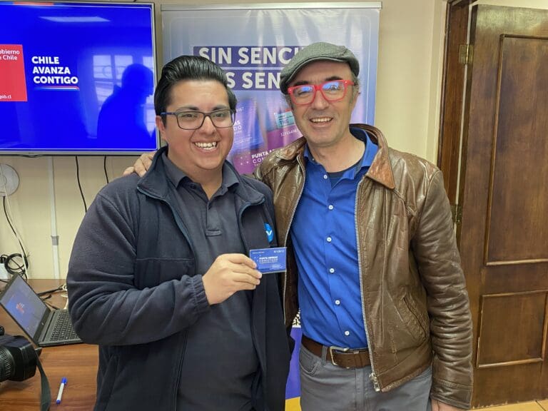 Entregan tarjetas de pago electrónico del transporte mayor a ganadores del concurso del diseño