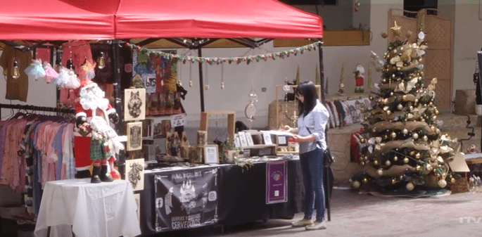 Ferias y comerciantes ambulantes ofrecen alternativas económicas para regalos de Navidad