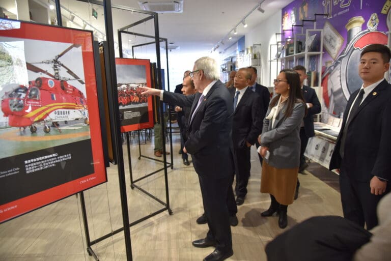 Chile inaugura exposición fotográfica “Antártica, un continente para la ciencia y la paz” en Beijing