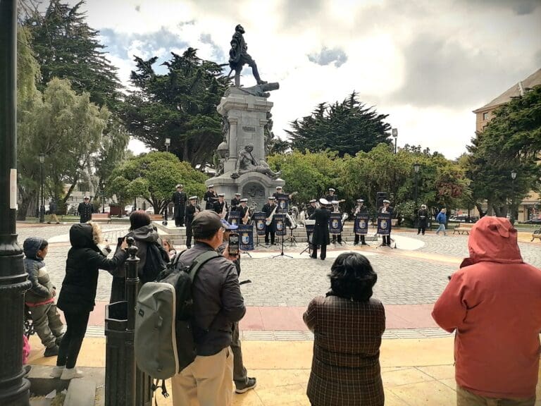 Punta Arenas celebra su aniversario 176 con retreta musical en la Plaza de Armas