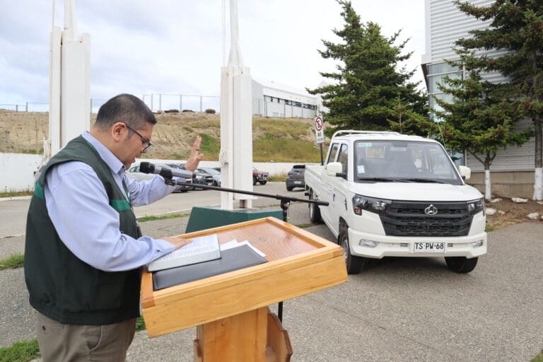 CET del Complejo Penitenciario de Punta Arenas recibe nuevo vehículo para potenciar la reinserción