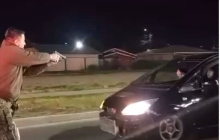 Video: Carabinero saca arma servicio contra adolescente que huye de control en Punta Arenas