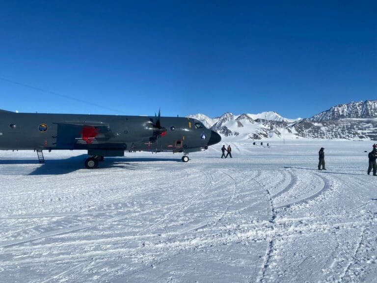 Se realizó histórico aterrizaje de la Armada de Chile en el Glaciar Unión