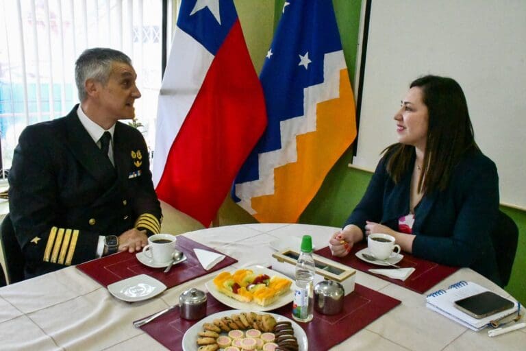 Delegada Presidencial de la Antártica Chilena recibe al nuevo comandante del Distrito Naval Beagle