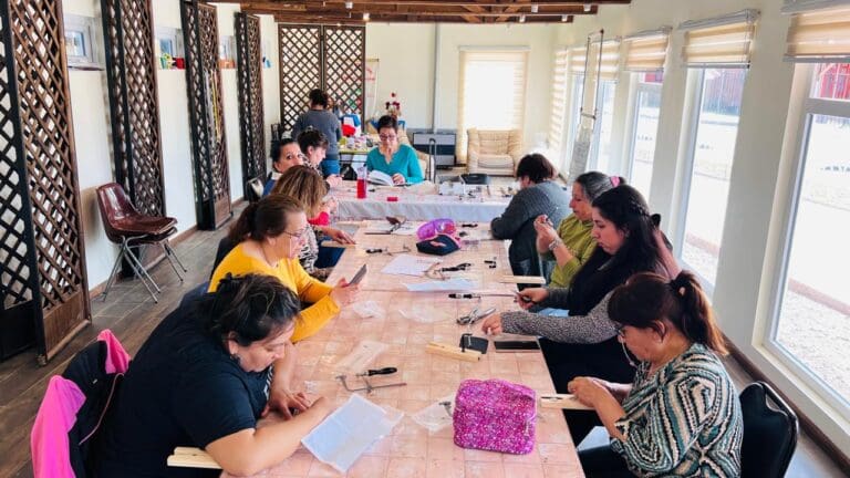 Talleres de acuarela y orfebrería en San Gregorio: una iniciativa para fomentar la creatividad local