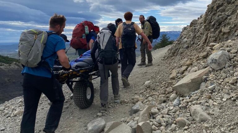Conaf evacúa a turista herido y expulsa a visitante por infracción en el Parque Nacional Torres del Paine