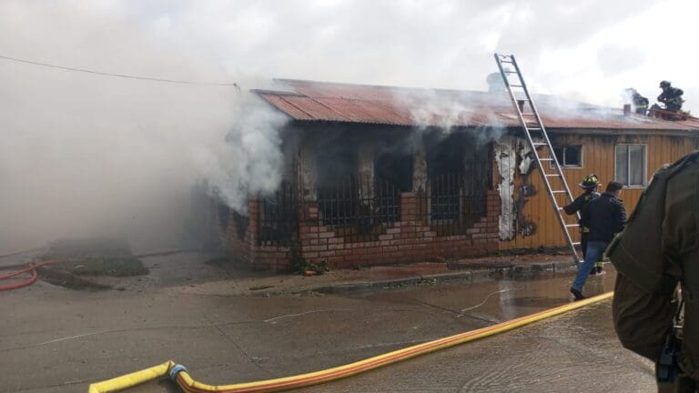 Incendio destruye vivienda en la población Carlos Ibáñez del Campo en Punta Arenas