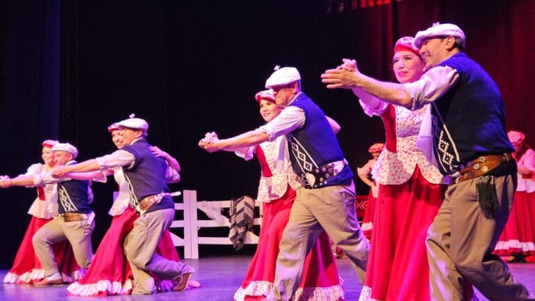 Conjunto Folclórico Trinares del Confín deslumbra en su segunda gala oficial