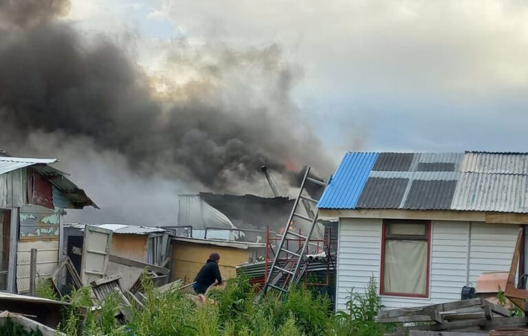 Incendio afecta dos viviendas en la toma Raúl Silva Henríquez