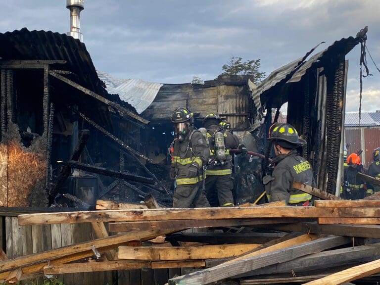 Incendio en toma Las Etnias deja una persona lesionada y varias viviendas destruidas