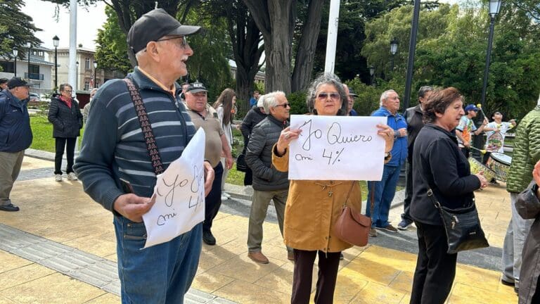 Sigue inconformismo por el pago del 4% adeudado: se realizaron protestas frente a Delegación Presidencial
