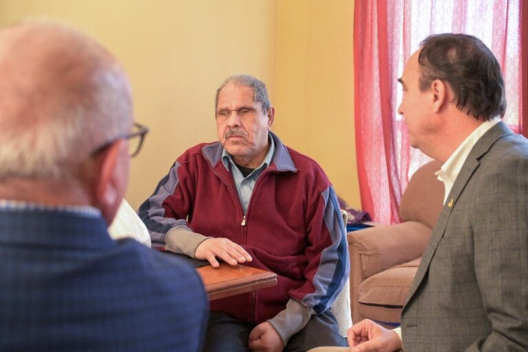 Gobernador Regional visita a usuarios del Programa de Rehabilitación Integral