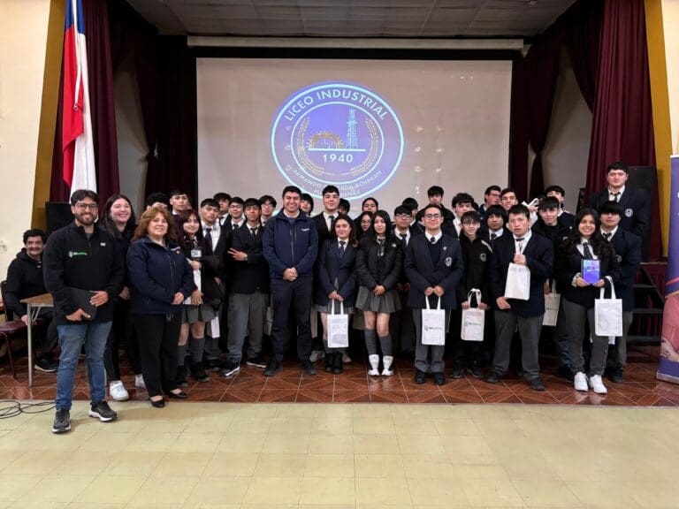 Edelmag entrega tablets a estudiantes del Liceo Industrial para potenciar su formación técnica