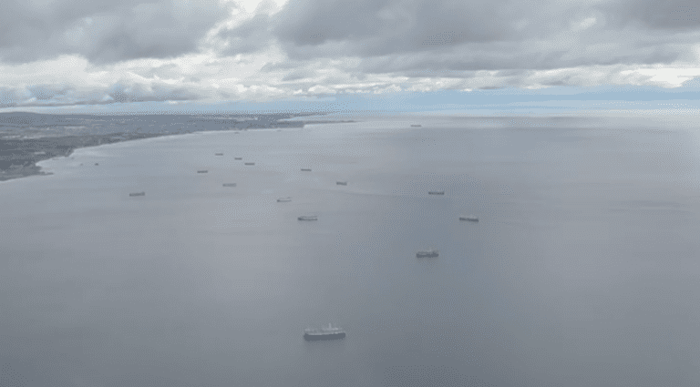 Flota internacional de 22 pesqueros cruza el Estrecho de Magallanes bajo monitoreo aéreo de la Armada