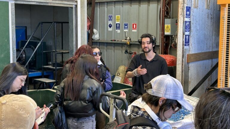 Estudiantes de Gestión Medioambiental visitan planta de reciclaje Patagonia Circular
