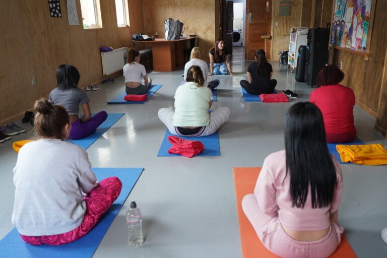El yoga llega al Complejo Penitenciario de Punta Arenas como herramienta de bienestar y reinserción social
