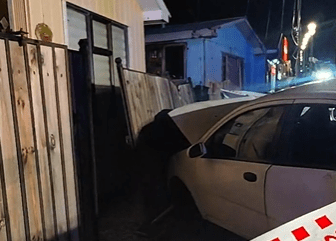 Accidente de tránsito dejó un lesionado, daños a una casa y corte de luz en sector sur de Punta Arenas