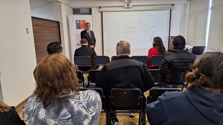 Charla en Tierra del Fuego aborda violencia intrafamiliar y refuerza la coordinación institucional