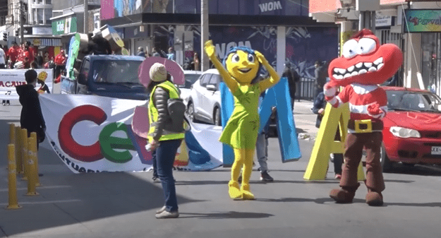 Niños y monitores de los Cevas llenaron de color y alegría el centro de Punta Arenas con su “Carnavalito”