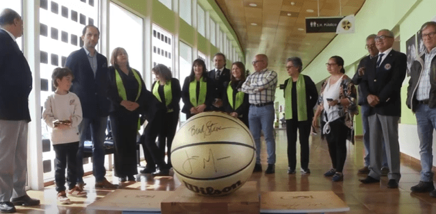 Club de Leones recibe balón de básquetbol de los Boston Celtics y rinde homenaje a ícono local del Sokol