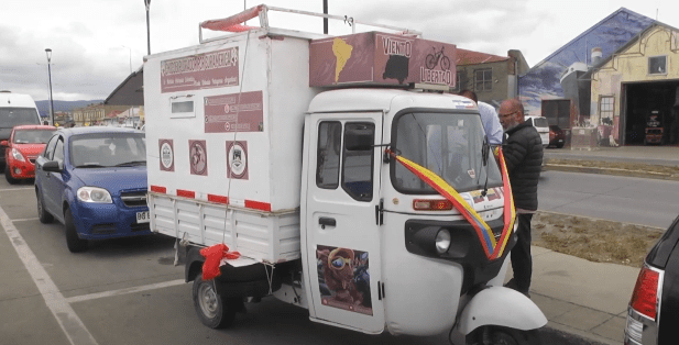 Viajero colombiano recorre Sudamérica y la Patagonia en motocarro junto a sus mascotas